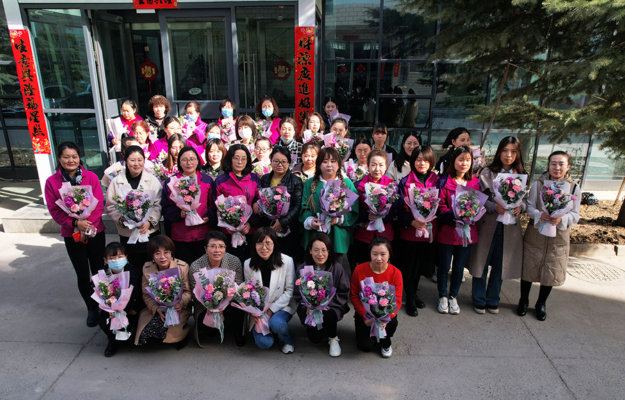 三八婦女節(jié)，甘肅宏強檢測謹祝公司女士們事業(yè)有成，家庭幸福，青春永駐！